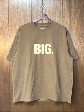 Bigger Than Bigger T Shirt
Mens M Boxy Fit Minimalist Big Logo
Streetwear Brown